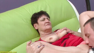 Öreg érett nő és a fiatal csávó