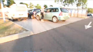 Fiatal mami a parkolóban dug