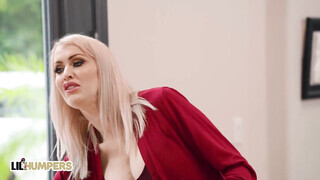 Katie Monroe szexel a nevelő fiával