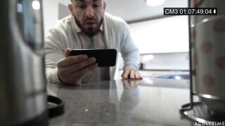 Az óriás keblű bejárónő megkúrelva