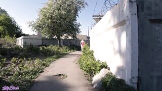 Tini lány lovagolja a pasi faszát