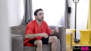 A fullos tini csaj tv nézés helyzett szopna