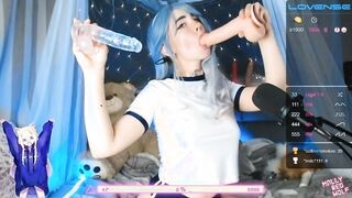Tini csaj két műbrét szop