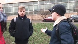 Tini csajt a haverjai reszelik meg
