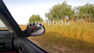 Gyönyörű tini barátnő a kocsiban cumizik