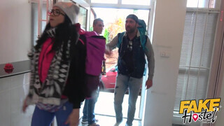 Fake Hostel - Latin Amerikai lány a pasija előtt kúrel