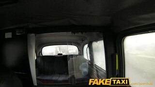 FakeTaxi - kitetovált csajszi meghágva a hátsó ülésen