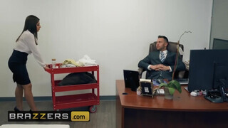 Brazzers - Ella Knox az óriás didkós latin amerikai lány