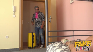 Fake Hostel szűk pinájú olasz lány és dupla dákó