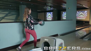 Brazzers - Porno a bowling pályán