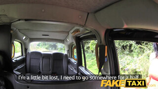 FakeTaxi piercinges lány a motorháztetőn is szexel