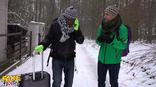 Méretes tőgyes tini lány és a turista srácok - Fake Hostel