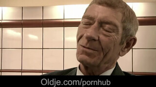 Magyar pornós lány baszik idős hapsival - Oldje