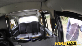 Tetovált ribancok popsiba rakva - Fake Taxi