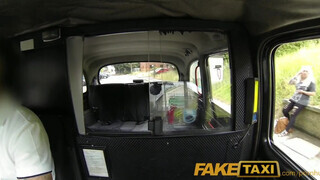 Faketaxi - szőrös pinájú milf csajszi közösül egyet