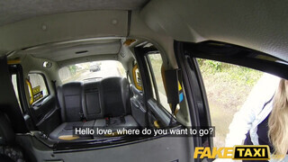 Fake Taxi - Méretes kannás fiatal csaj a hátsó ülésen