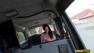 Fake Taxi - Asia Vargas a hátsó ülésen dug