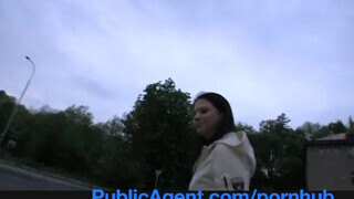 PublicAgent - lebukott a lány pisizés közben
