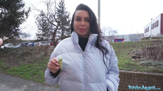 Public Agent - Arish a méretes keblű ukrán milf