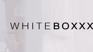 WHITEBOXXX - csodaszép, fullos lány az ágyban
