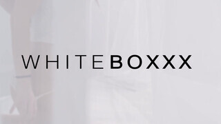 WhiteBoxxx - Oxana Chic muffja megdöngetve