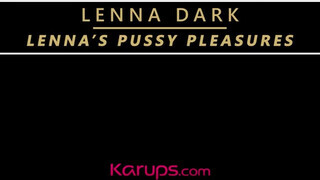 Lenna Dark egy hatalmas dildóval maszturbál