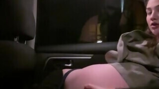 Alyx Star az uber kocsiban peckezik