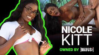 Mofos - Nicole Kitt a izgató méretes keblű barna lány