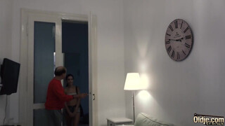 Vén férfi megdugja a csinos sunát és a lábára élvez