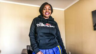 Afrikai iskolás csaj munkát keres a tanulmányaihoz