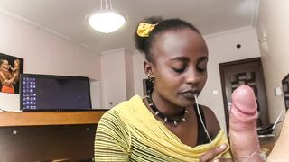 Nyakörves barna kurva nyáladzik a főnök pöcsén