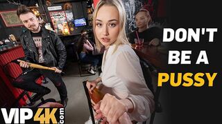 Bátor világos szőke pornósztár reszeli idegen krapekot a bárban