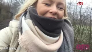 Forró tini csaj kerékpáron dörzsöli lucskos puncáját
