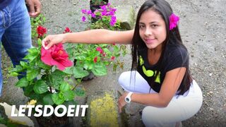 A barna hajú kolumbiai milf-et utcai vadászatban szerezzük be mély dugásra