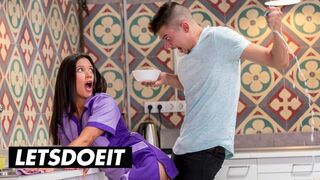 A szexy szobalány Jade Presley kitakarít és cidázza a hatalmas faszkat a forró szálláson