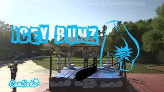 Forró fantasy harc méretes csöcsű tini bombázókkal