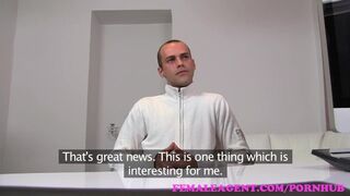 Szexy milf ügynök teszteli a durva faszit