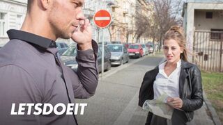 Lenyűgöző turista Silvia Dellai mélyen megkúrelva egy helyi hapsi által