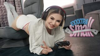 Kicsike tini lány Aria Banks elkapja magas mostohabátyját Chris Epicet, aki a szobájában veri a kárója