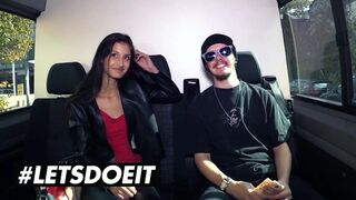 Vékony csoki Coco Kiss pénzért cidázza a méretes néger fazt az autóban