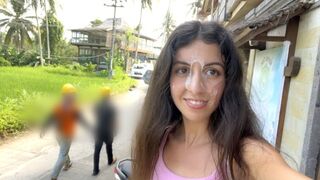 Aranyos tini csaj nyaldossa a hamburgerét az arcára fröccsent geci közben közkifőzdében