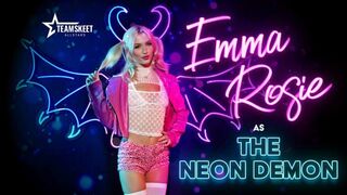 A neon démon méretes zöld szemeivel könyörög a faszért