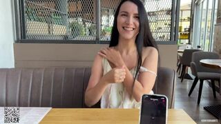 Eva keményen élvez a nyilvános étteremben a lovense ferri távirányítós műfarokkal