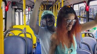 Idegen koleszos csajt dugnak meg a buszon!