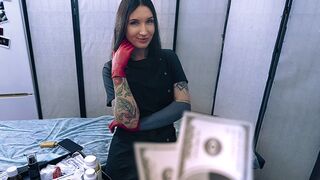 Fullos nővér latex kesztyűben segít betegének spermamintát adni