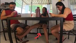 A pasim férjének szoptam le az asztal alatt a szülinapján