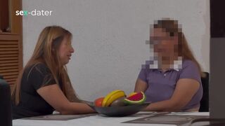 Dögös érett nő ujjazza a fiatal leszbi puncit, amíg az lőve élvez