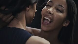Ebony Vampire Mistress Lia Lin elcsábít egy latin amerikai méretes keblű tini kis csajt a Vampired kemény domina játékában