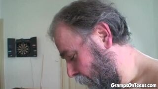Tini vörös csaj cumizza és lovagol a nagypapa farkán