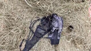 Hatalmas seggű öreg nő cidázza a paraszt farkát a disznóólban